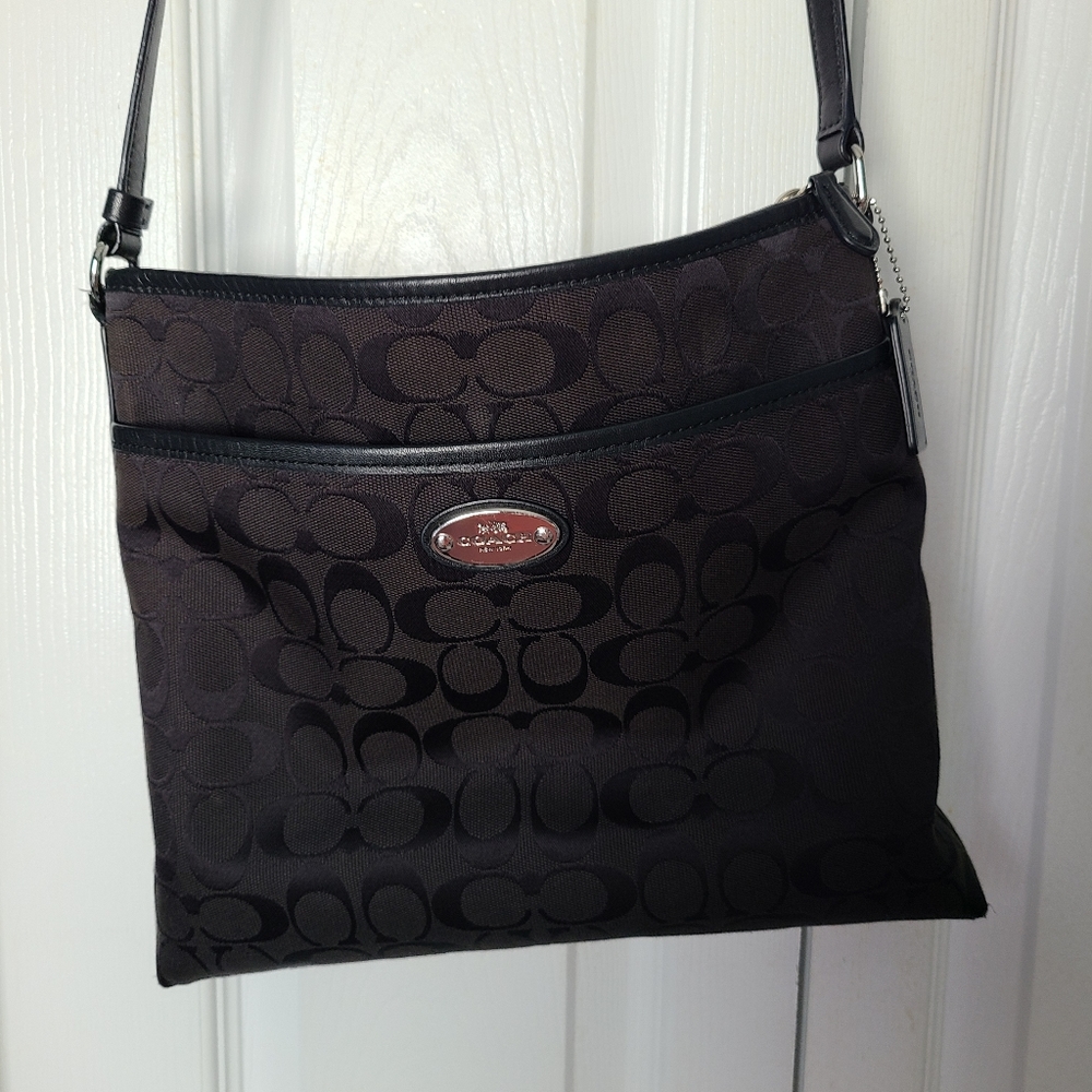 Coach signature crossbody GUC